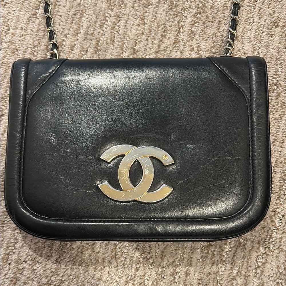 Chanel Black Crossbody Bag with Elegant Chain and Iconic Logo